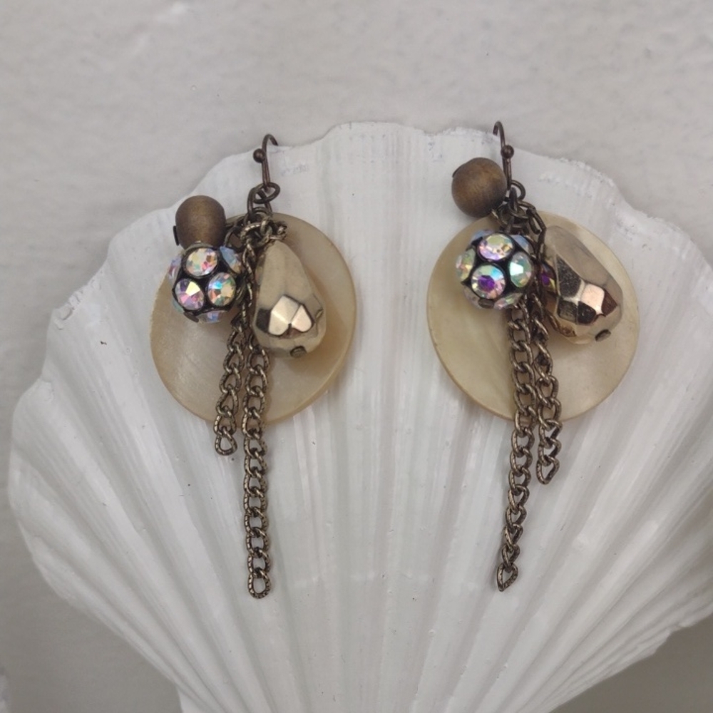 VTG Vibe Cream Shell Gold Dangle Faceted Bead Rhinestone Chain Fringe Earrings